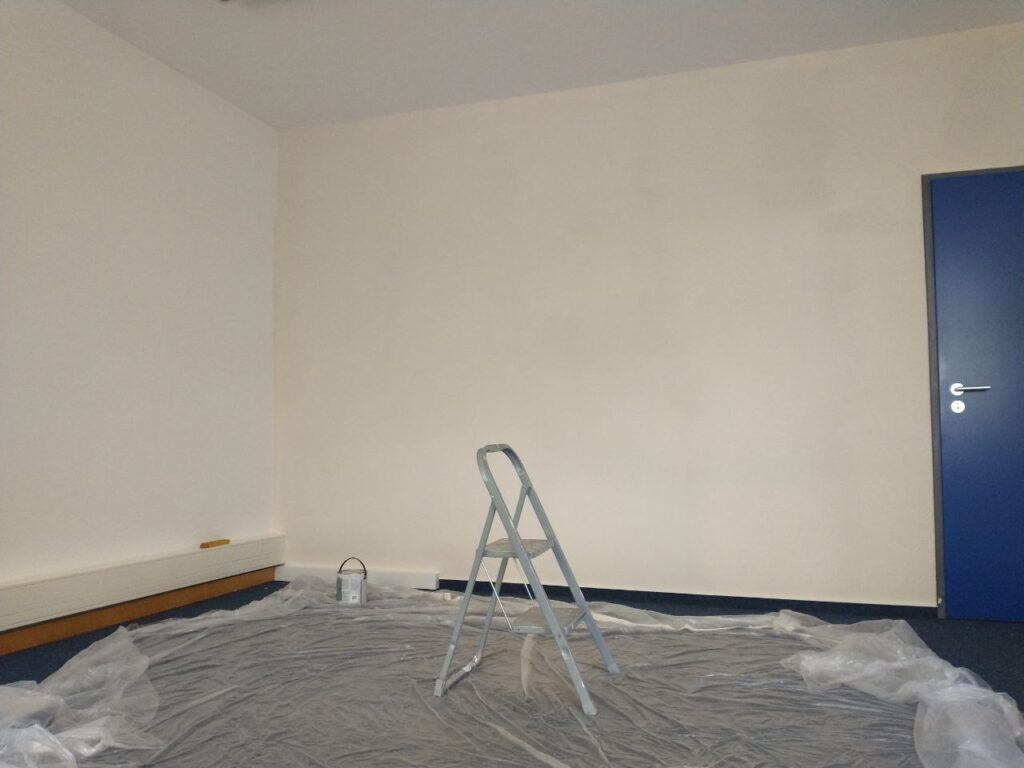 Erste gestrichene Wand umgeben von weißen Flächen in meinem Raum
